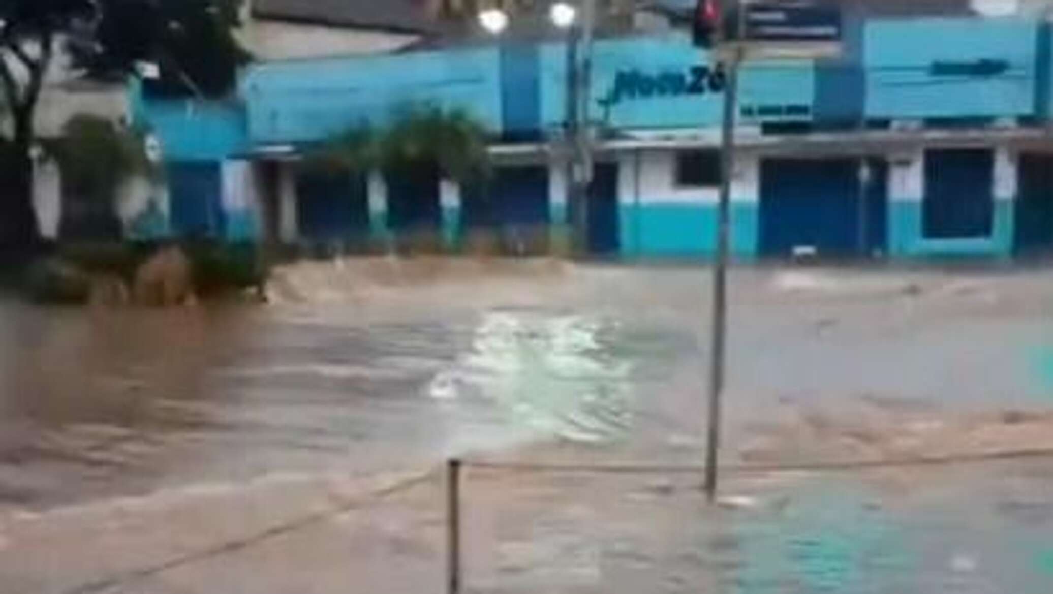 سيول جارفة تعصف بمدينة برازيلية وتخلف أضرارا واسعة..فيديو