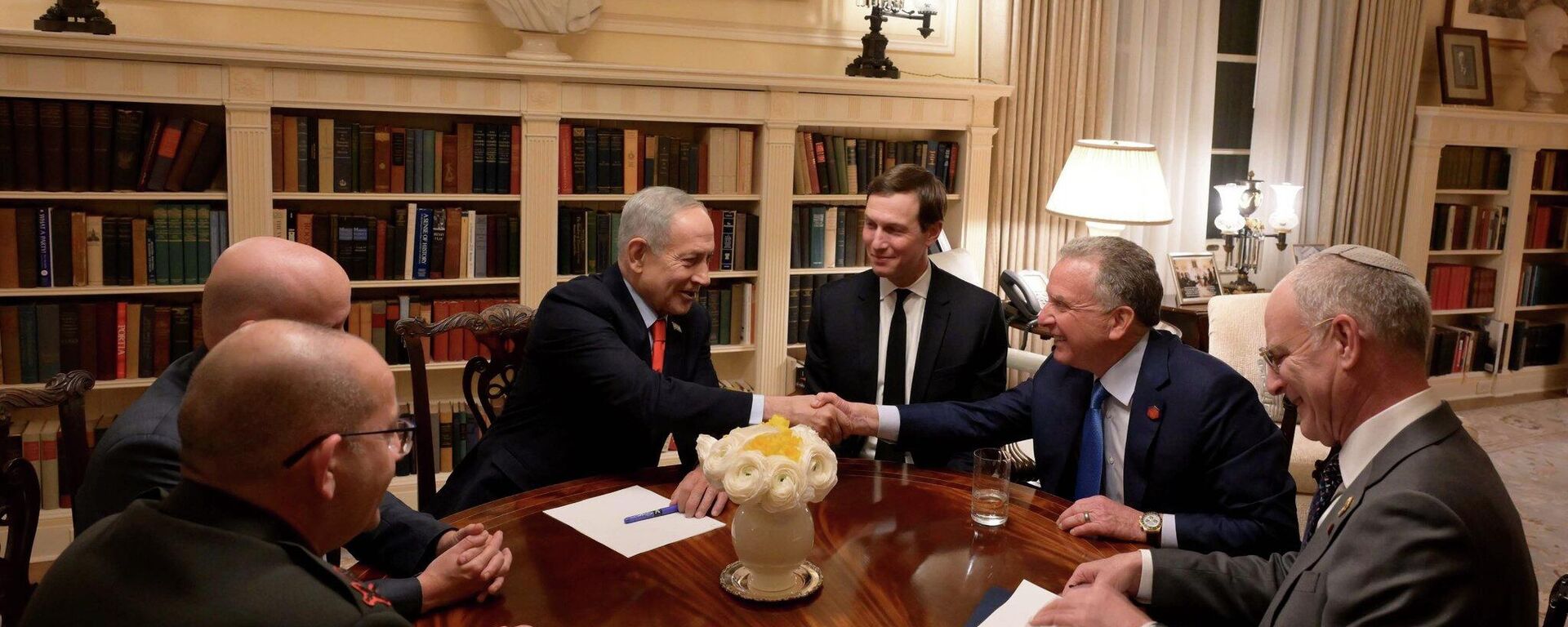 رئيس الوزراء الإسرائيلي  بنيامين نتنياهو مع المبعوثين الخاصين للرئيس الأمريكي، ستيف ويتكوف وجاريد كوشنر - سبوتنيك عربي, 1920, 11.02.2026