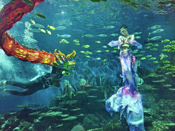 يؤدي غواص رقصة التنين تحت الماء في منتجع ووهان بولار أوشن مع اقتراب عيد الربيع في 9 فبراير 2026 في ووهان، بمقاطعة هوبي الصينية. ومع اقتراب عيد الربيع، تُقام فعاليات متنوعة في جميع أنحاء الصين، مما يملأ الأجواء بحماس كبير. - سبوتنيك عربي