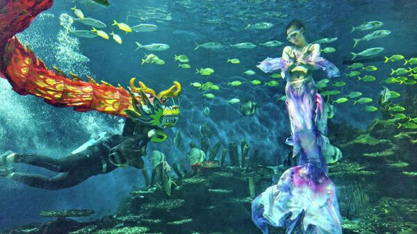 Дайвер исполняет подводный танец дракона в Уханьском океанариуме - سبوتنيك عربي