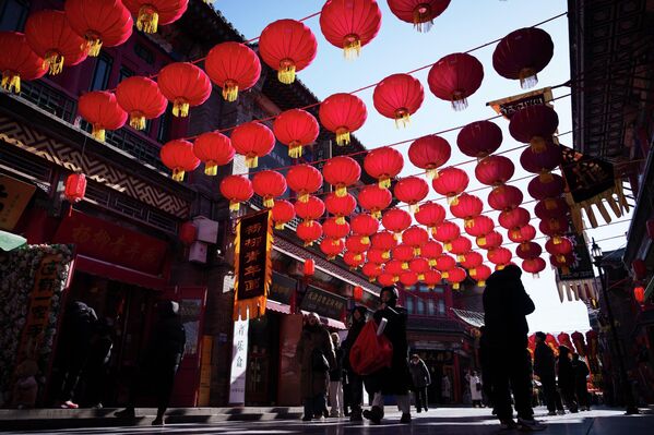 تتدلى الفوانيس الحمراء على طول أحد الشوارع قبيل حلول السنة القمرية الجديدة في تيانجين، الصين، يوم السبت 7 فبراير 2026. - سبوتنيك عربي