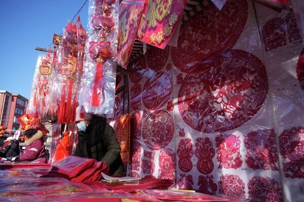 زينة رأس السنة القمرية معلقة في سوق شعبي قبل حلول رأس السنة القمرية في تيانجين، الصين، السبت 7 فبراير 2026. - سبوتنيك عربي