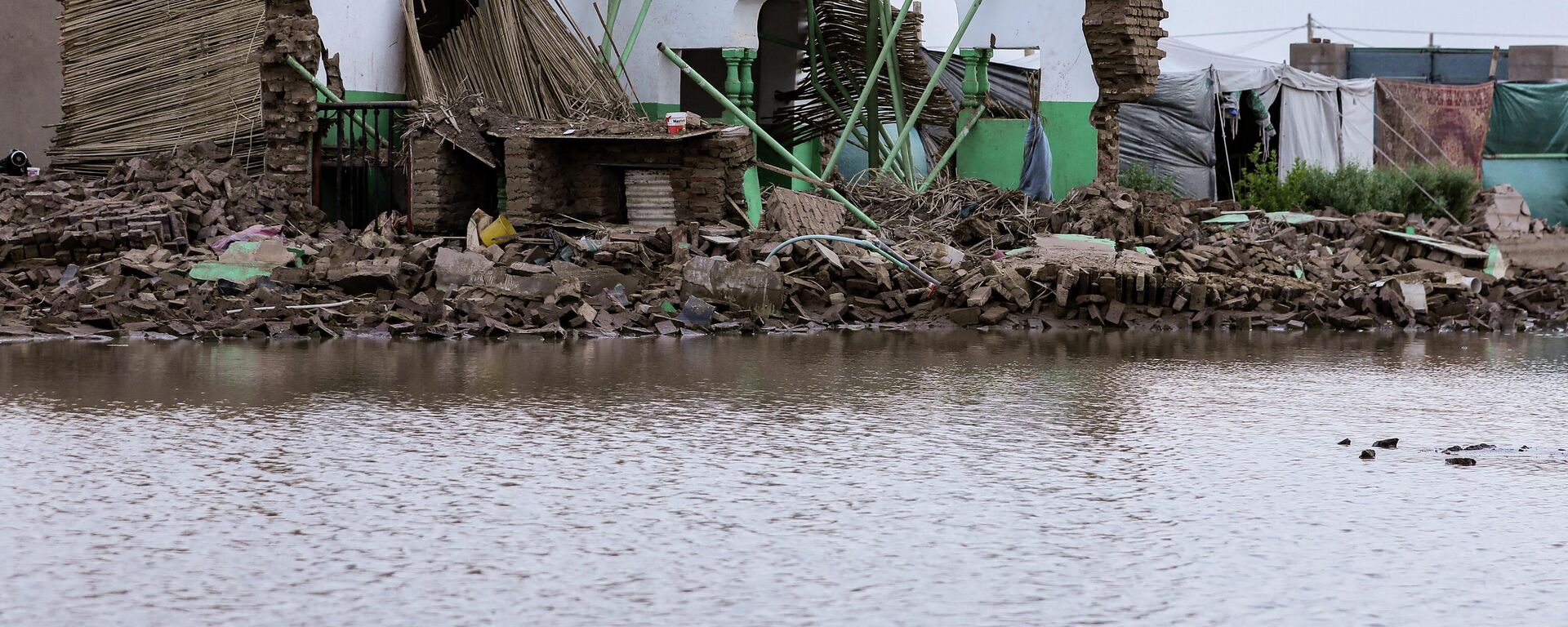 This picture taken on August 18, 2022 shows a view of a destroyed house following floods in the village of Makaylab in Sudan's Nile River State - سبوتنيك عربي, 1920, 11.02.2026