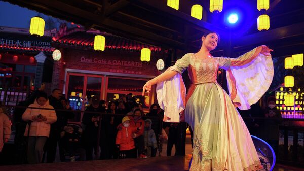 Танцовщица в парке в преддверии празднования Нового года по лунному календарю в Пекине, Китай - سبوتنيك عربي