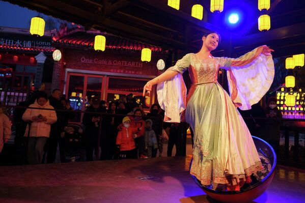 فنان يرقص في حديقة قبل الاحتفال بالعام القمري الجديد في بكين، الصين - سبوتنيك عربي