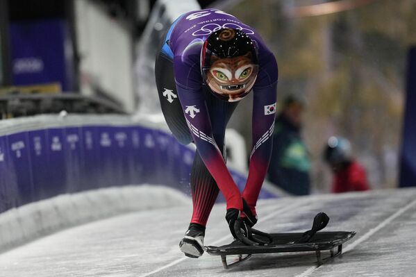 صورة تظهر الفتاة الكورية الجنوبية، هونغ سوجونغ، خلال جلسة تدريبية لرياضة التزلج على الجليد للسيدات، في دورة الألعاب الأولمبية الشتوية 2026، في كورتينا، إيطاليا. - سبوتنيك عربي