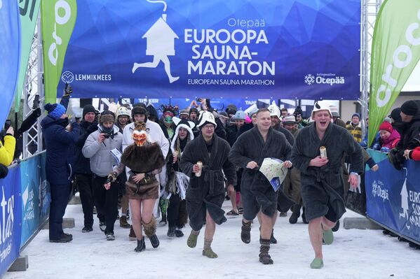 صورة تظهر بعض الأشخاص وهم يركضون خلال ماراثون الساونا الأوروبي في أوتيبا، إستونيا. - سبوتنيك عربي