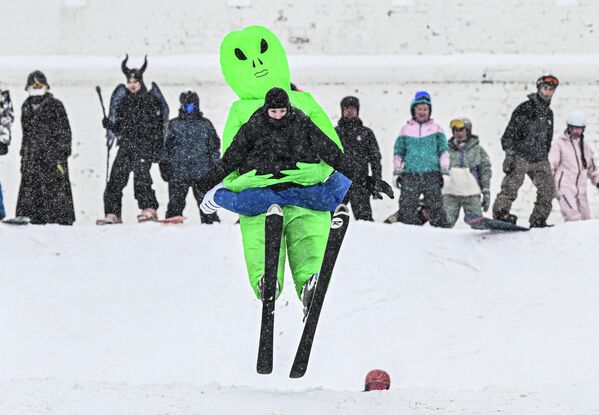 يؤدي أحد المشاركين في مهرجان التزلج "منحدر حاد"، عرضا على المنحدر بالقرب من أسوار "الكرملين" في كازان الروسية. - سبوتنيك عربي