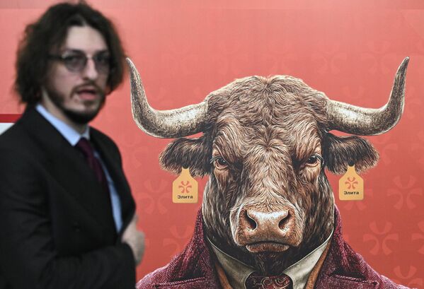 صورة من المعرض الزراعي "كازان أغرو"، ويظهر في الصورة شخص بجانب رسم تشكيلي لبقرة. - سبوتنيك عربي