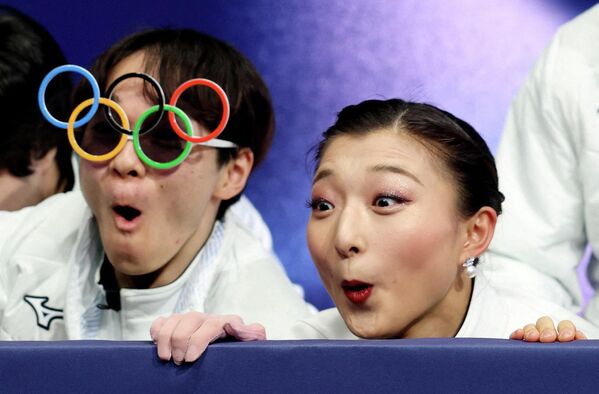 صورة للاعبة لكاوري ساكاموتو اليابانية، وهي  تتفاعل مع فريقها بعد أدائها خلال منافسات التزلج الحر الفردي للسيدات. - سبوتنيك عربي