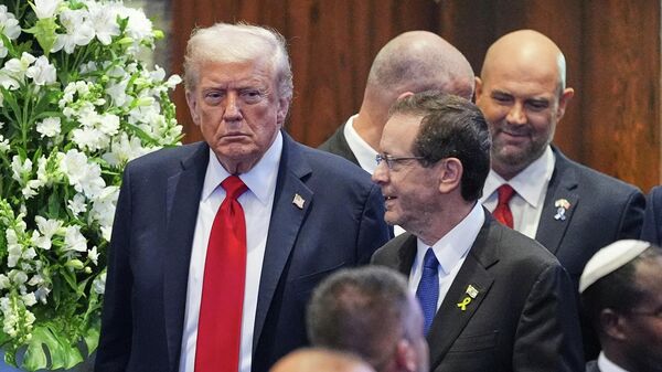 الرئيس الأمريكي، دونالد ترامب، يصل برفقة نظيره الإسرائيلي، يتسحاق هرتسوغ، لإلقاء كلمة أمام الكنيست، 13 أكتوبر/ تشرين الأول 2025 - سبوتنيك عربي