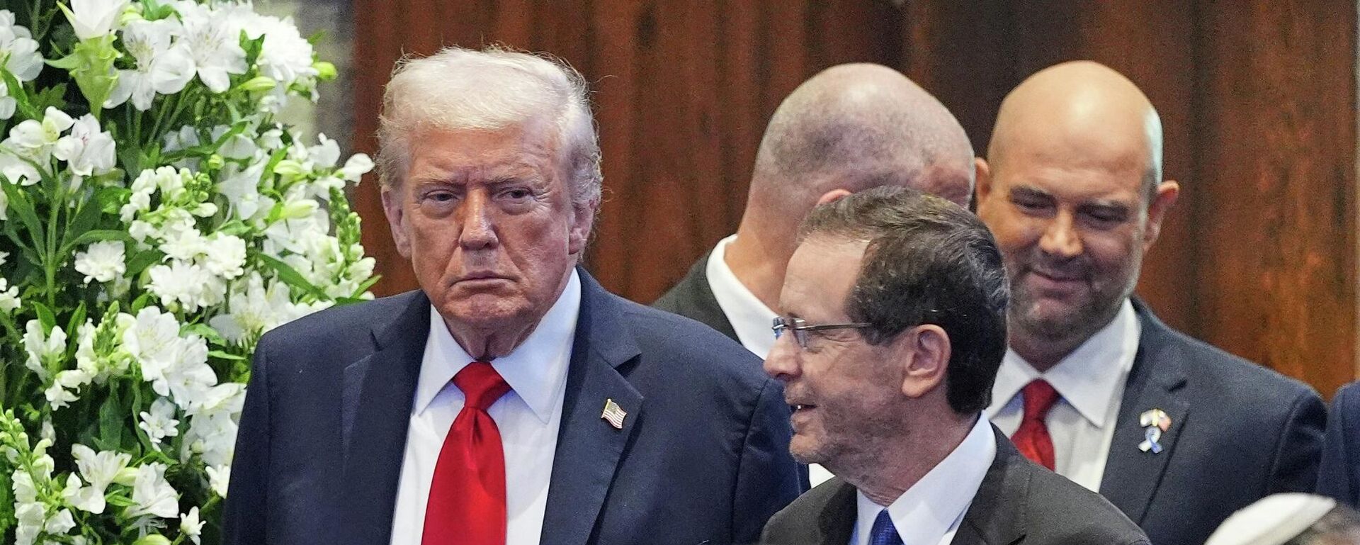 الرئيس الأمريكي، دونالد ترامب، يصل برفقة نظيره الإسرائيلي، يتسحاق هرتسوغ، لإلقاء كلمة أمام الكنيست، 13 أكتوبر/ تشرين الأول 2025 - سبوتنيك عربي, 1920, 12.02.2026