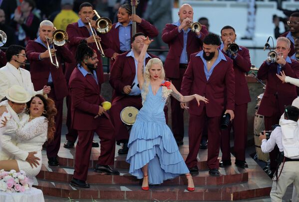 ليدي غاغا تؤدي عرضًا خلال استراحة الشوطين لمباراة كرة القدم، التي جرت بين كل من فريقي نيو إنغلاند باتريوتس وسياتل سي هوكس الأمريكيين في ملعب "ليفاي"، سانتا كلارا، كاليفورنيا، الولايات المتحدة الأمريكية - سبوتنيك عربي