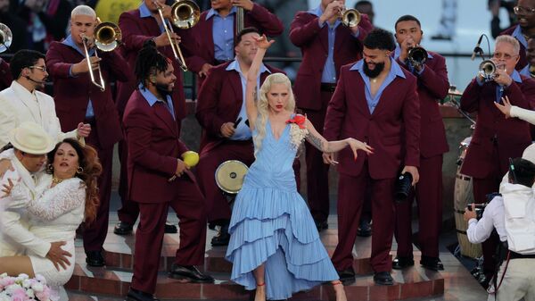 Леди Гага выступает во время шоу в перерыве матча на Суперболе - سبوتنيك عربي