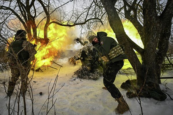 جانب من العمل القتالي لطاقم مدفع هاوتزر "D-30" لمجموعة المدفعية التابعة لقوات "أخمات" الخاصة التابعة لوزارة الدفاع الروسية، في اتجاه مقاطعة سومي - سبوتنيك عربي