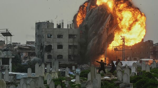 يتصاعد الدخان واللهب، جراء غارة إسرائيلية على مبنى في حي الزيتون بمدينة غزة. - سبوتنيك عربي