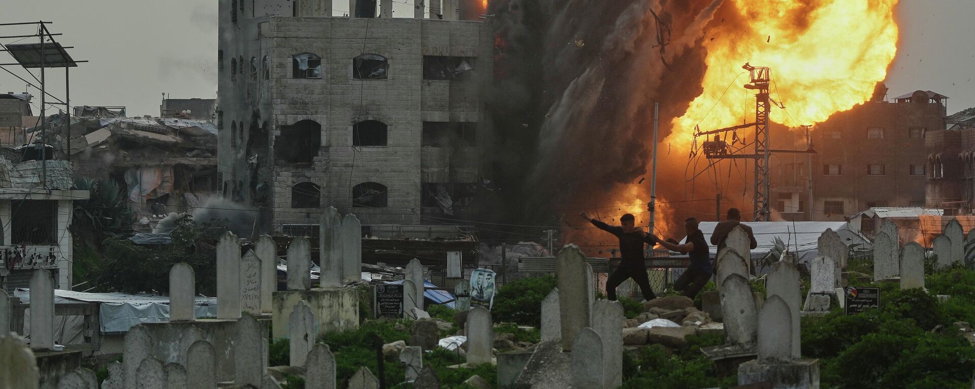 يتصاعد الدخان واللهب، جراء غارة إسرائيلية على مبنى في حي الزيتون بمدينة غزة. - سبوتنيك عربي, 1920, 14.02.2026