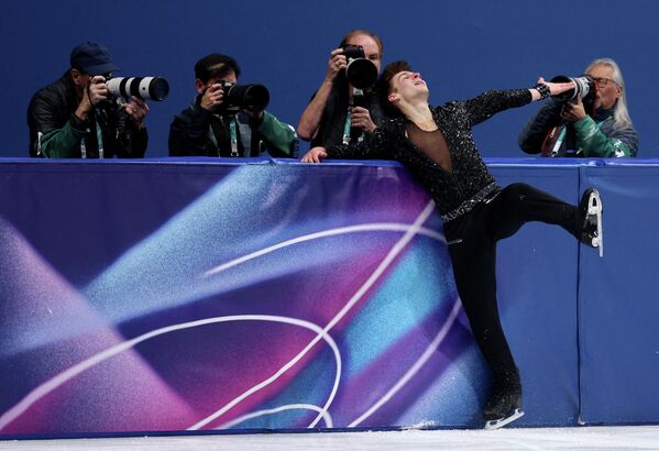 أولمبياد ميلانو كورتينا 2026 - التزلج الفني - التزلج الفردي للرجال - البرنامج القصير - حلبة ميلانو للتزلج على الجليد، إيطاليا 10 فبراير 2026. أندرو تورغاشيف، من الولايات المتحدة يؤدي فقرة خلال البرنامج القصير - سبوتنيك عربي