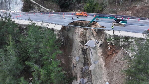 صورة جوية تظهر جزءًا كبيرًا منهارًا من طريق "كوملوجا - كيمر"، إثرانهيار أرضي، بينما تتواصل أعمال الإصلاح والتدعيم بالقرب من الموقع في أنطاليا، تركيا - سبوتنيك عربي
