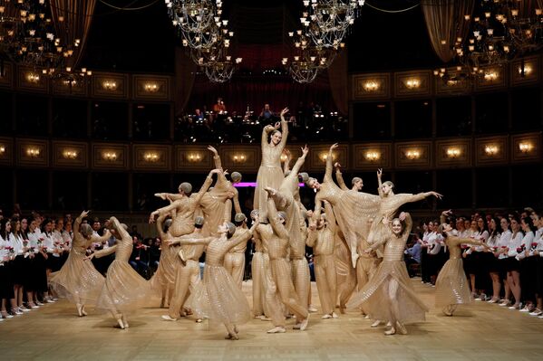 راقصون يؤدون عرضًا خلال بروفا عامة لحفل الأوبرا التقليدي في فيينا، النمسا - سبوتنيك عربي