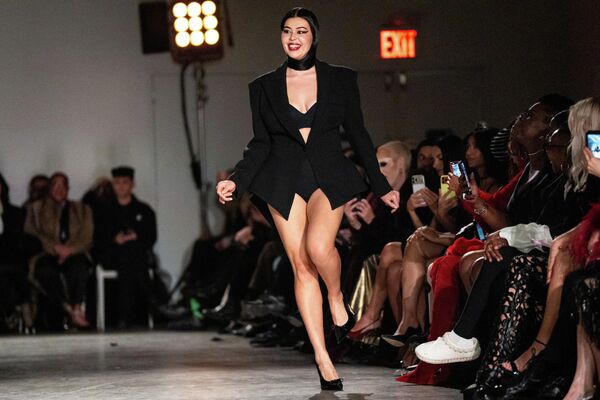 صورة لعارضة أزياء وهي تستعرض تصميمًا من مجموعة "كريستيان سيريانو" لخريف وشتاء 2026، خلال أسبوع الموضة في نيويورك، الولايات المتحدة الأمريكية - سبوتنيك عربي