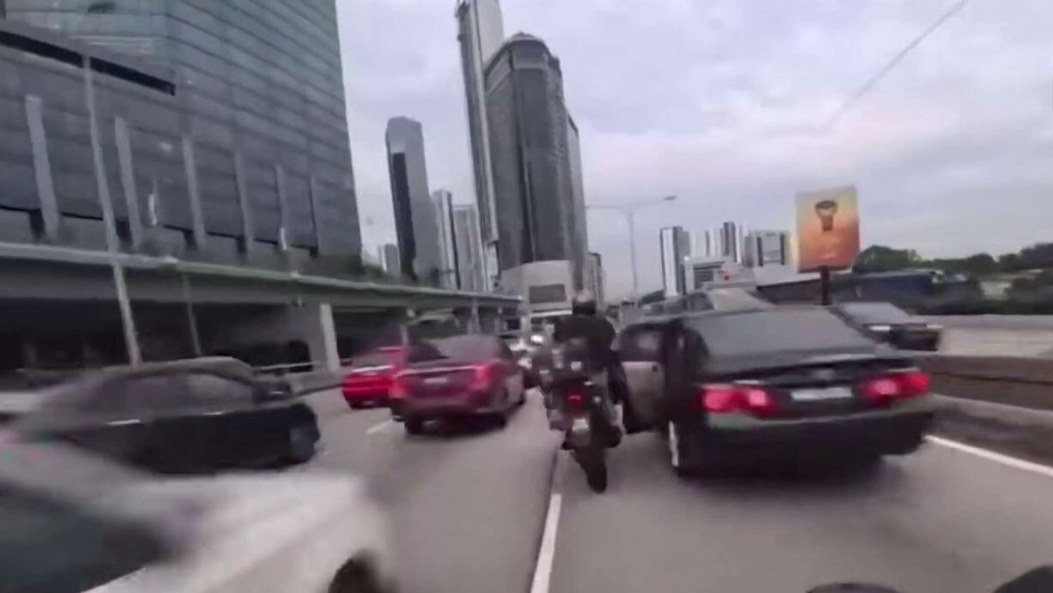 بحركة واحدة.. طفلة تتسبب بحادث سير مخيف في ماليزيا.. فيديو