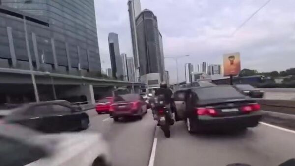 بحركة واحدة.. طفل يتسبب بحادث سير مخيف في ماليزيا.. فيديو - سبوتنيك عربي