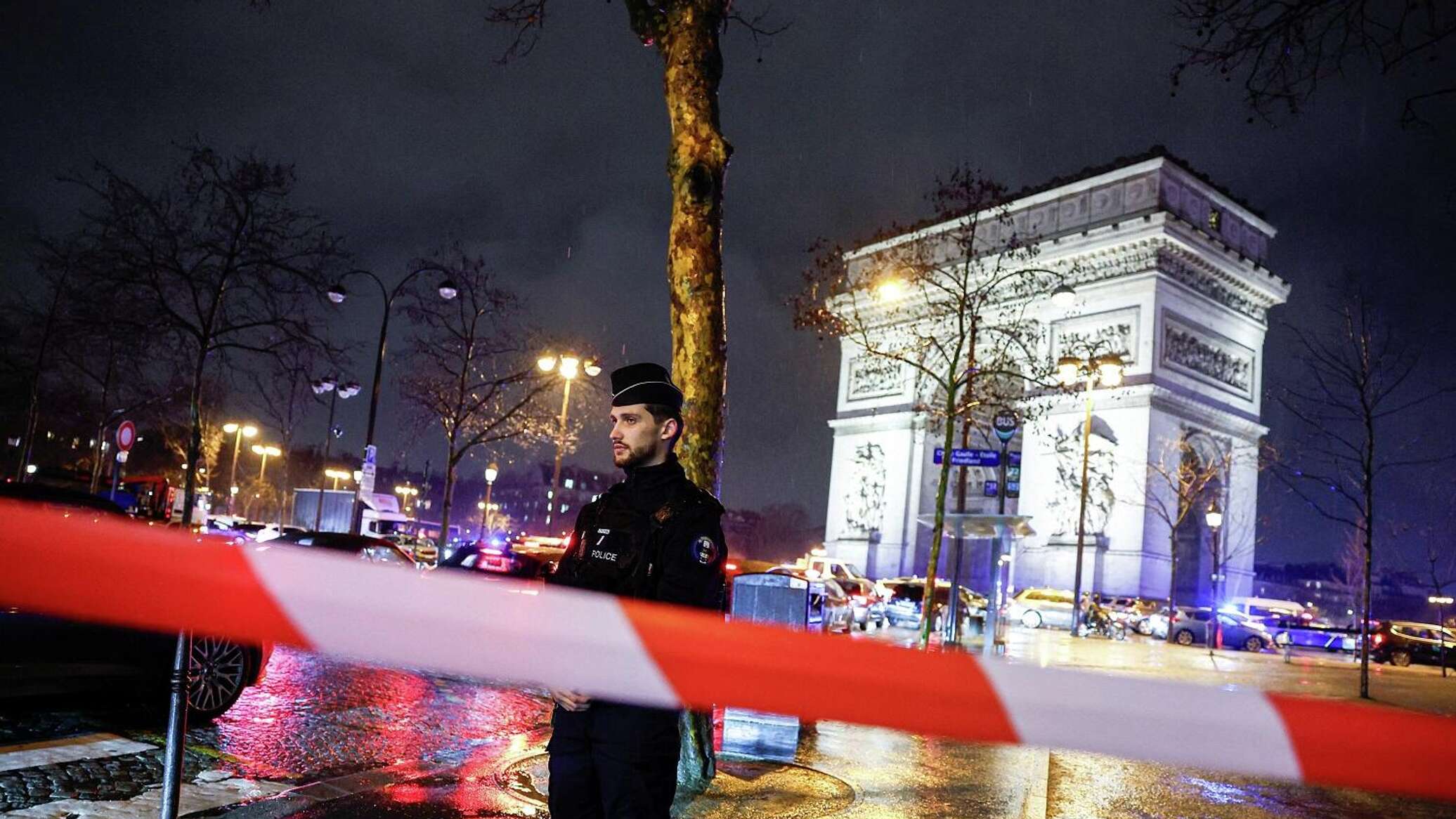 رجل مسلح بسكين يهاجم عنصر أمن قرب قوس النصر في باريس.. فيديو