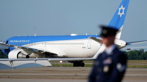 طائرة تقل رئيس الوزراء الإسرائيلي، بنيامين نتنياهو، تقف على مدرج قاعدة أندروز الجوية في ولاية ماريلاند، 27 يوليو/ تموز 2024 - سبوتنيك عربي