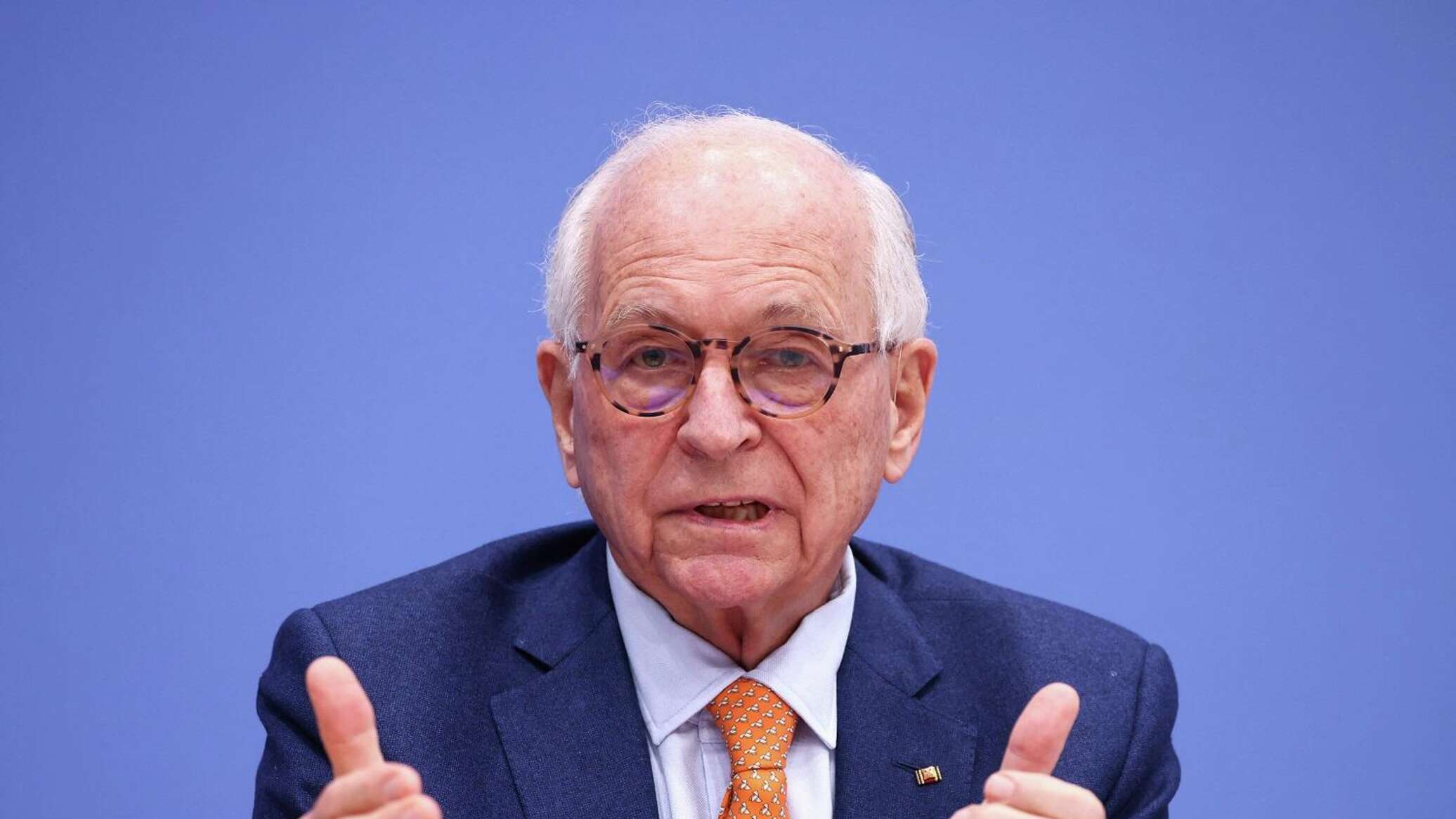 "بنظارة سوداء"... رئيس مؤتمر ميونخ يسخر من ماكرون