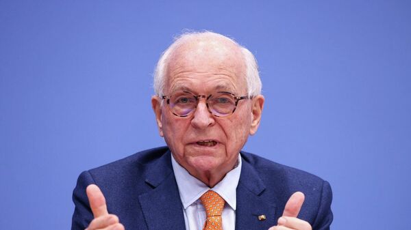 رئيس مجلس مؤسسة مؤتمر ميونخ للأمن، فولفغانغ إيشينغر، خلال مؤتمر صحفي حول تقرير ميونخ الأمني ​​لعام 2026، في برلين، ألمانيا، 9 فبراير/ شباط 2026 - سبوتنيك عربي