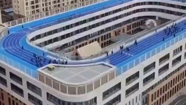 مضمار جري على السطح..ابتكار صيني يتغلب على أزمة المساحات في المدارس - سبوتنيك عربي