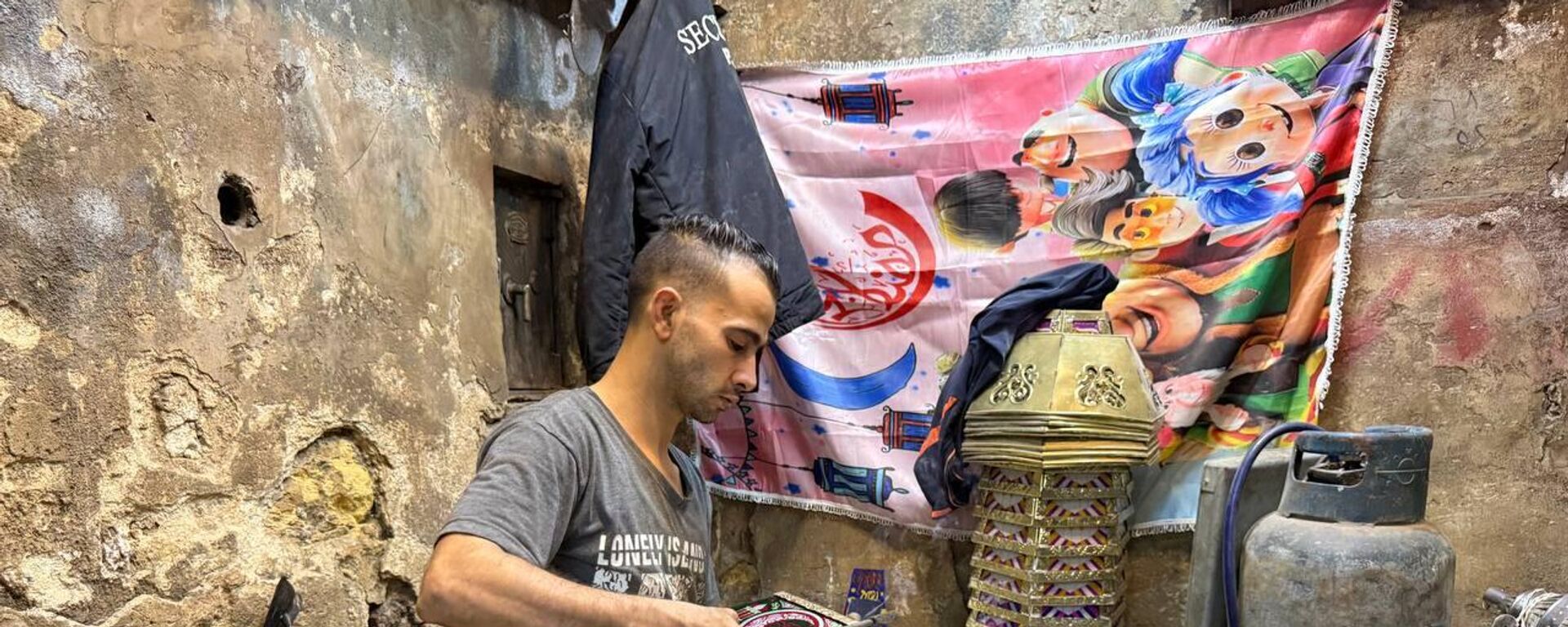 طارق أبو العدب، صاحب ورشة أولاد الخال في حارة النحاسين المصنعة لفوانيس رمضان، القاهرة - سبوتنيك عربي, 1920, 16.02.2026