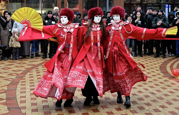 احتفالات رأس السنة الصينية في مركز سادوفود للتسوق في موسكو. - سبوتنيك عربي