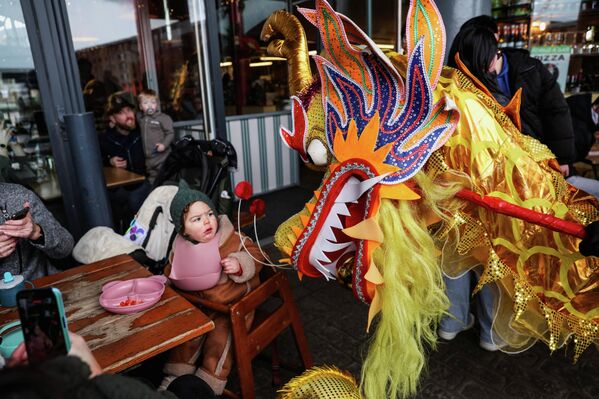 طفل يتفاعل مع عرض راقصي التنين التقليديين خلال موكب رأس السنة القمرية، الذي يبرز الفنون والعروض الصينية التقليدية، ويعلن بدء احتفالات عام الحصان. - سبوتنيك عربي