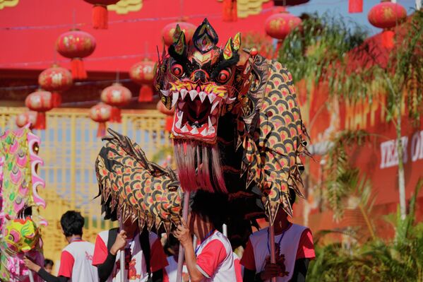 تجمعت مجموعة من الفنانين الصينيين المحليين لتقديم رقصة التنين خلال احتفالات رأس السنة القمرية الجديدة (عام الحصان) في ملعب ثوونا في يانغون في ميانمار. - سبوتنيك عربي