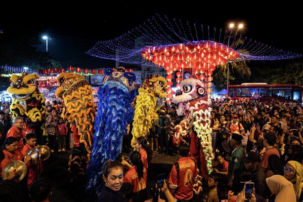 يؤدي راقصو بارونغساي عرضا تمهيديا لمهرجان غريبيغ سوديرو في ساحة توغو جام باسار غيدي بمدينة سولو في إندونيسيا. - سبوتنيك عربي