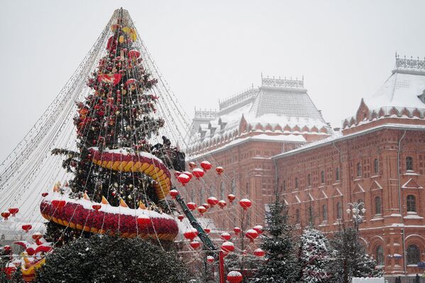 تزيين ساحة "مانيجنايا" بالقرب من الساحة الحمراء، احتفالا بالعام الصيني الجديد. - سبوتنيك عربي