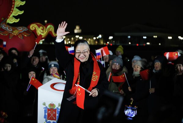 صورة تظهر القنصل العام الصيني، في سان بطرسبروغ، لوه تشانهوي، في حفل افتتاح معرض "فوانيس زيغونغ الصينية"، المخصصة لرأس السنة الصينية، في بطرسبورغ. - سبوتنيك عربي