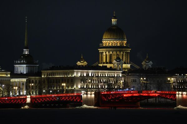 إضاءة "جسر القصر" باللون الأحمر، في سان بطرسبروغ احتفالا بالعام الصيني الجديد. - سبوتنيك عربي