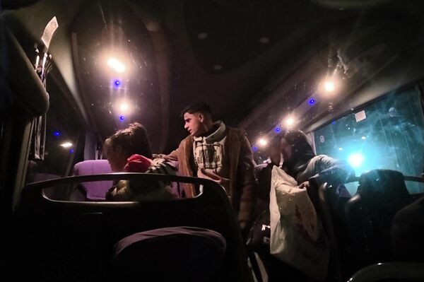 غزة تفتح ذراعيها للعائدين من معبر رفح والأهالي يستقبلون ذويهم بدموع الفرح - سبوتنيك عربي