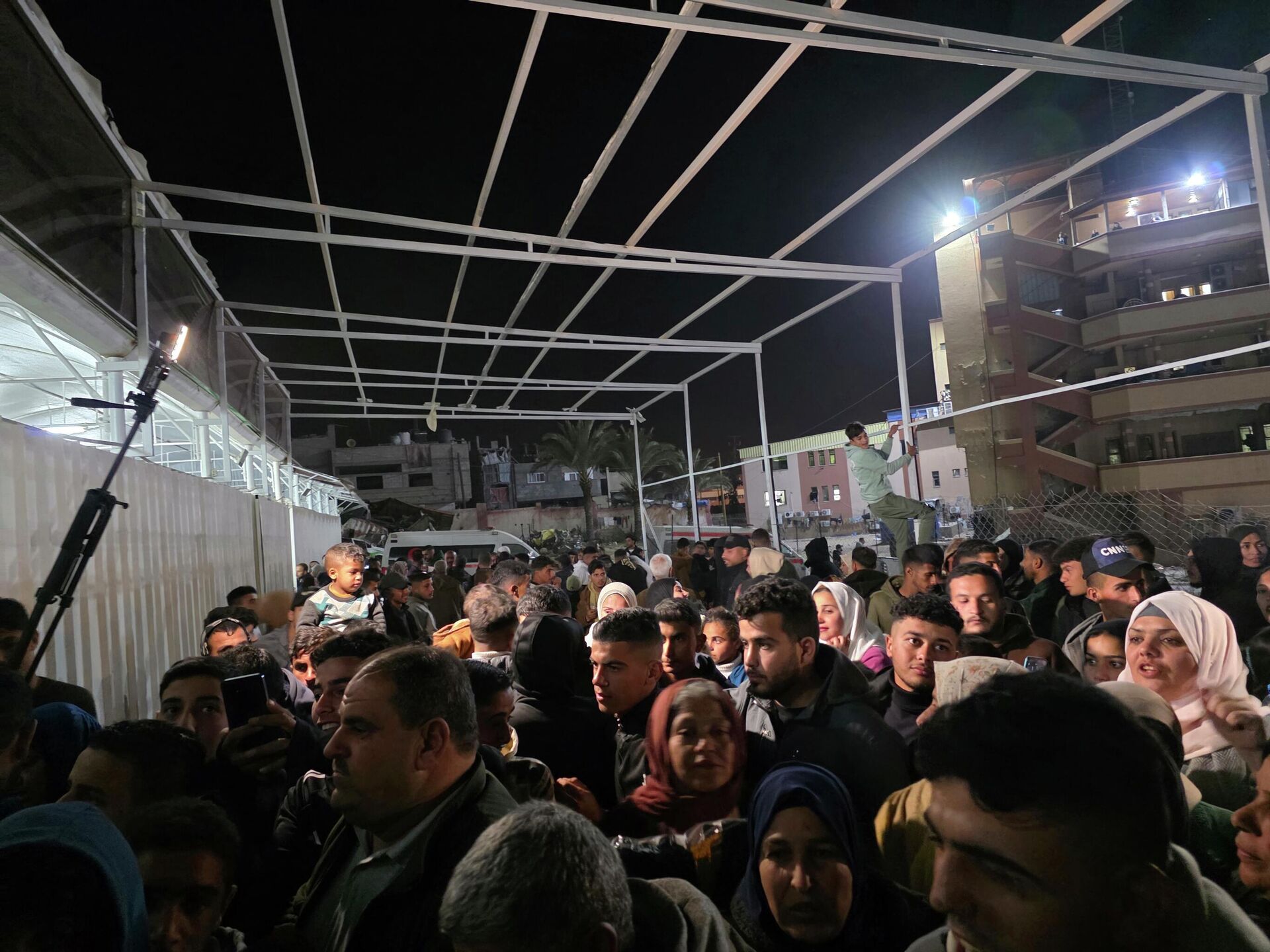 غزة تفتح ذراعيها للعائدين من معبر رفح والأهالي يستقبلون ذويهم بدموع الفرح - سبوتنيك عربي, 1920, 16.02.2026