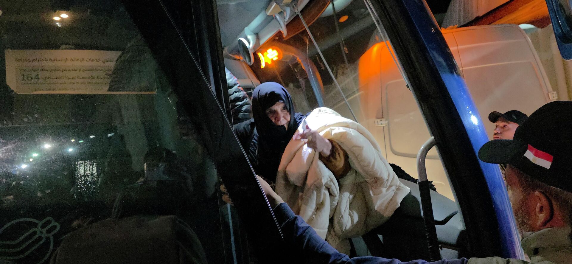 غزة تفتح ذراعيها للعائدين من معبر رفح والأهالي يستقبلون ذويهم بدموع الفرح - سبوتنيك عربي, 1920, 16.02.2026