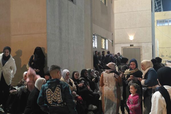 غزة تفتح ذراعيها للعائدين من معبر رفح والأهالي يستقبلون ذويهم بدموع الفرح - سبوتنيك عربي