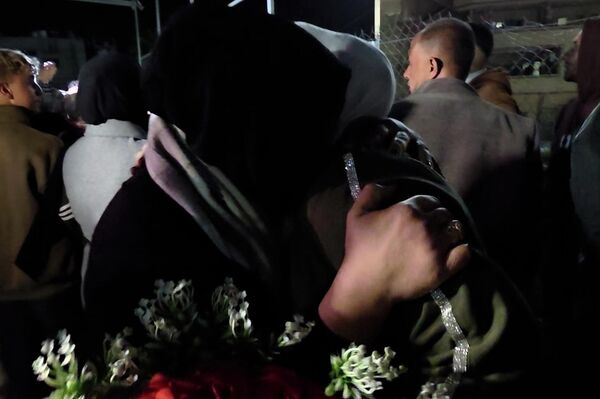 غزة تفتح ذراعيها للعائدين من معبر رفح والأهالي يستقبلون ذويهم بدموع الفرح - سبوتنيك عربي