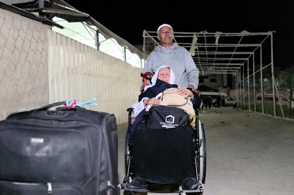 غزة تفتح ذراعيها للعائدين من معبر رفح والأهالي يستقبلون ذويهم بدموع الفرح - سبوتنيك عربي