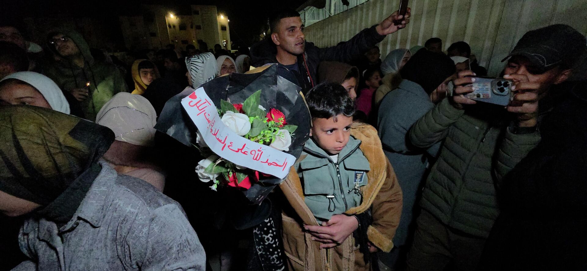 غزة تفتح ذراعيها للعائدين من معبر رفح والأهالي يستقبلون ذويهم بدموع الفرح - سبوتنيك عربي, 1920, 16.02.2026