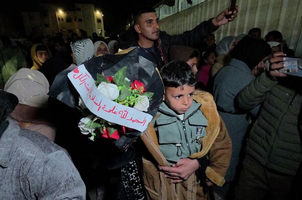 غزة تفتح ذراعيها للعائدين من معبر رفح والأهالي يستقبلون ذويهم بدموع الفرح - سبوتنيك عربي