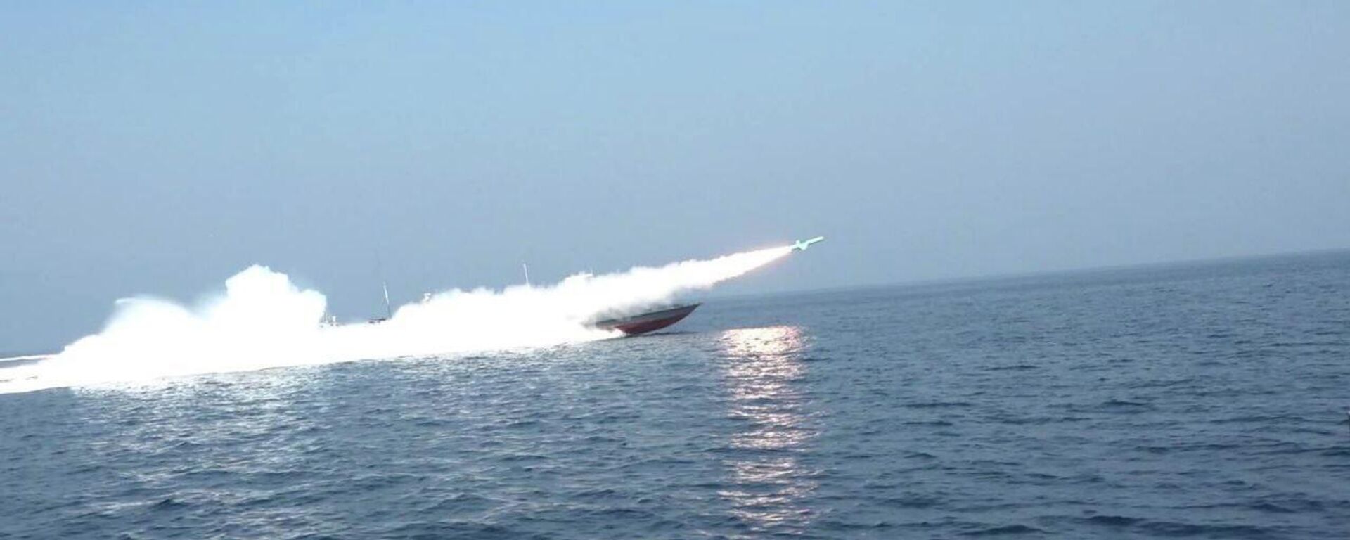 انتهاء المرحلة الأولى من مناورات السيطرة الذكية على مضيق هرمز التي نفذتها القوات البحرية التابعة للحرس الثوري الإيراني - سبوتنيك عربي, 1920, 16.02.2026