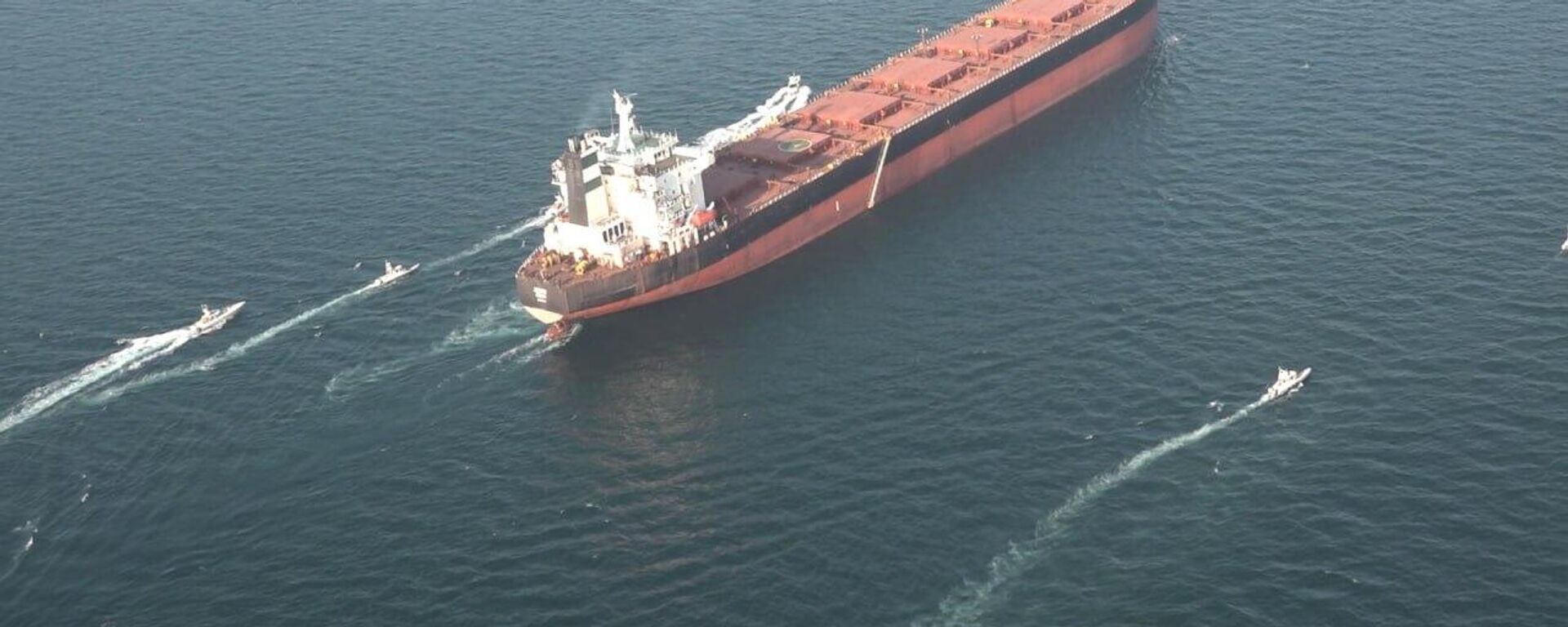 مناورات التحكم الذكي التي أجراها الحرس الثوري الإيراني في مضيق هرمز - سبوتنيك عربي, 1920, 18.02.2026